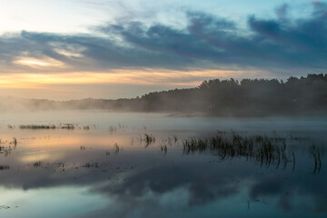 Obraz na płótnie Canvas Jezioro o świcie