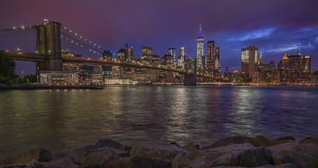 Obraz premium On a mid Summer's waining twilight, New York City offered some incredible views from shores of Brooklyn.