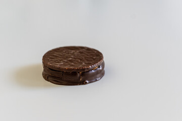 chocolate and dulce de leche alfajor and cone on a white base