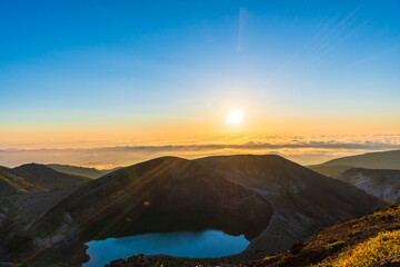 蔵王御釜と日の出