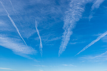 飛行機雲の空