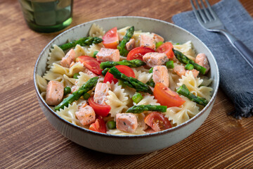 pasta salmone pomodori e asparagi