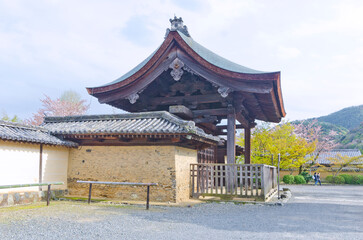 Obraz premium The wooden gate of Tenryuji temple, Arashiyama, Kyoto, Japan.