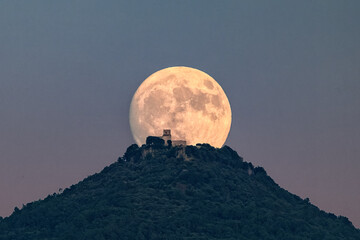 Luna llena sobre el Turó del Tagamanent