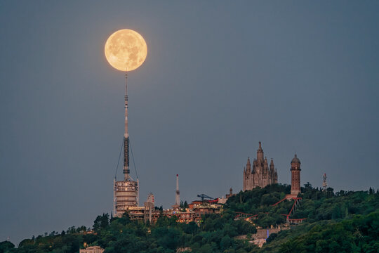 Luna llena sobre el Tibidabo