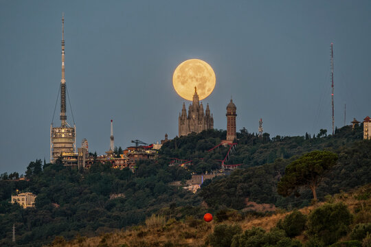 Luna llena sobre el Tibidabo