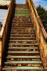 交差点に架かる歩道橋