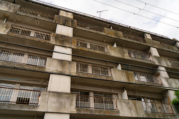 老朽化して無人となった廃マンション