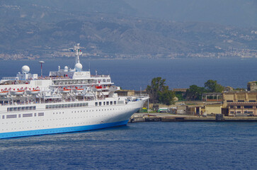 Thomson Kreuzfahrtschiff Celebration  Cruises im Hafen von Messina, Italien - Classic Marella...