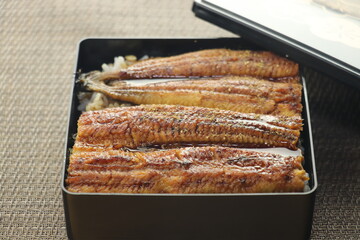 うな重を食べる