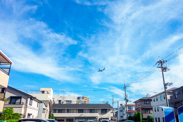 住宅街と飛行機