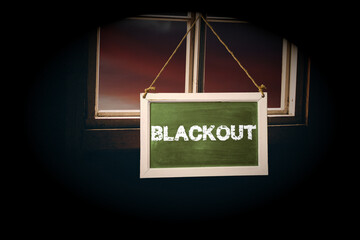 Ein Fenster im dunklen Zimmer und Blackout