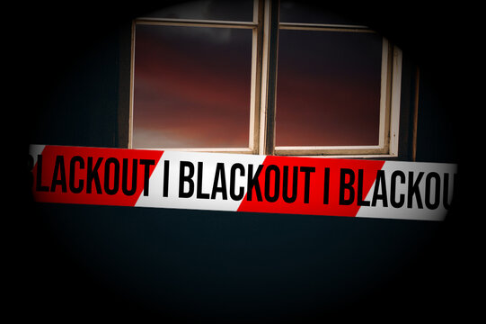 Ein dunkles Fenster und Blackout