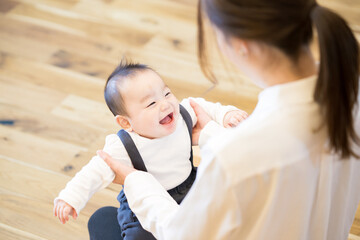 赤ちゃんを抱っこするお母さん 