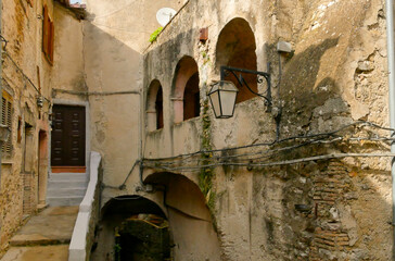 borgo fantasma di Rocchette e la fortezza di Rocchettine. Rieti, Lazio. borgo medievale abbandonato...