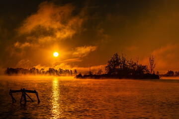 Wschód słońca odbity w jeziorze