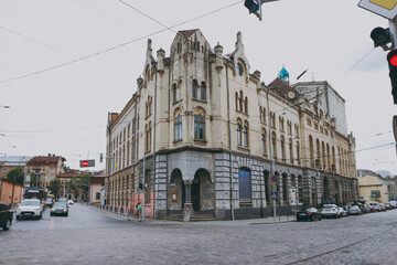 Obraz premium An old building in the historic part of town