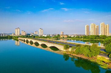 Fototapeta na wymiar Jiuhong Bridge Urban Environment, Dalin Park, Shaoxing City, Zhejiang Province, China