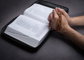 Fototapeta Modlitwa z Biblią obraz