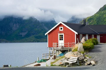 Fototapete Reinefjorden Traditionelles rotes Holzhaus an der Küste von Reinefjorden, Lofoten, Norwegen