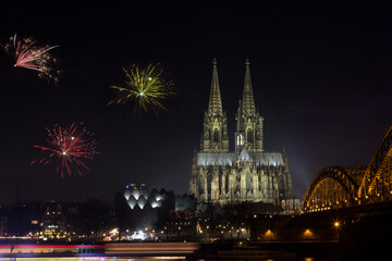 Fototapeta na wymiar Christmas fireworks display near the cathedral in Cologne, Germany