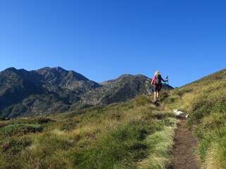Jeunes femmes en randonnée en montagne dans la forêt et sur sentier Pyrénées ariégeoises Ariège saint Barthélémy Languedoc