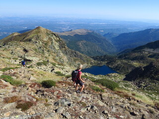 Jeunes femmes en randonn&eacute;e en montagne dans la for&ecirc;t et sur sentier Pyr&eacute;n&eacute;es ari&eacute;geoises Ari&egrave;ge saint Barth&eacute;l&eacute;my Languedoc