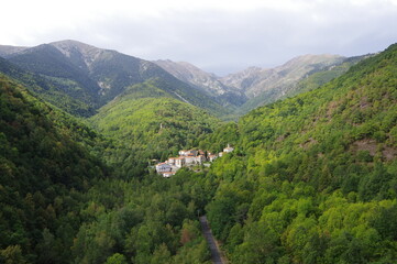 Village de montagne des Pyrénées orientales Valmanya dans la forêt au pied du canigou montagne des catalan sud de France Languedoc