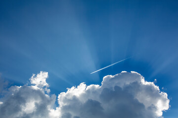 Wolke am Himmel mit Sonnenstrahlen und Textfreiraum