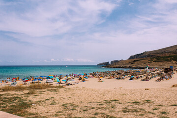 Fototapeta na wymiar Playa Cala Mesquida, Mallorca. Agua cristalina color turquesa. 