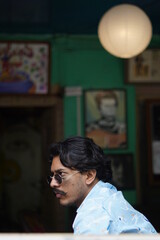 Obraz premium man in a restaurant