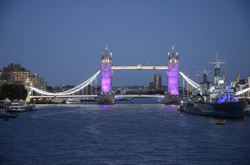 Obraz premium London Tower Bridge with pink and purple lights on because of Queen Elizabeth's death.