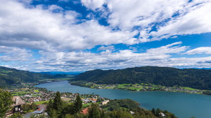 Fototapeta na wymiar Blick auf den Ossiacher See von der Gerlitzen aus, Österreich im Sommer