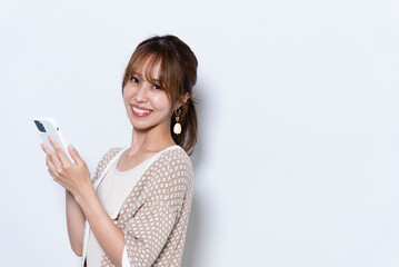 Naklejka premium スマートフォンを使う女性