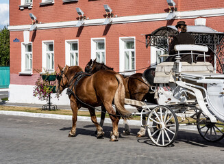 Obraz na płótnie Canvas vintage carriages on the historical streets and places of the city of Kolomna