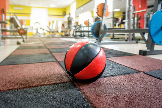 Training medicine ball to get better core strength and stability