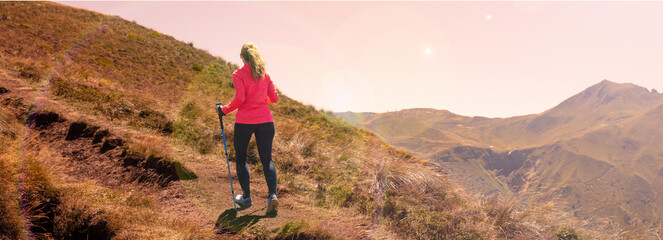 Sporty woman hiking the mountain - obrazy, fototapety, plakaty