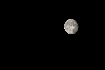 Kratery na nocnym księżycu.