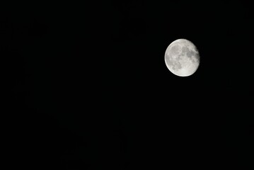 Księżyc z poświatą na nocnym niebie. - obrazy, fototapety, plakaty