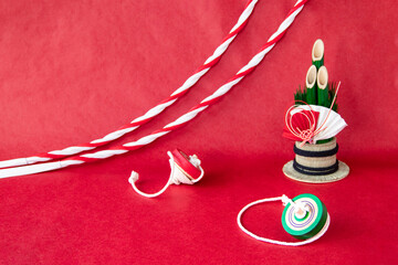 日本の正月イメージ　扇のついた門松と紅白の水引の紐と独楽（赤バック）