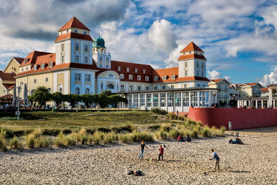 binz, deutschland - strand mit kurheim