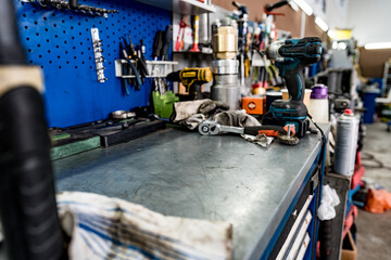 Large workbench with tools at station for vehicle technical servicing - obrazy, fototapety, plakaty