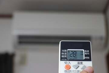 リビングエアコンを28℃の冷房にリモコンで設定
