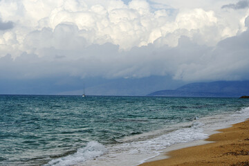 Segelschiff bei Acharavi auf Korfu mit aufkommenden Gewitterwolken über dem Meer, horizontal 