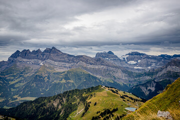 Vue sur les montagnes de Val d'Illiez en Suisse en été