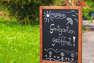 Schild: Gastgarten geöffnet