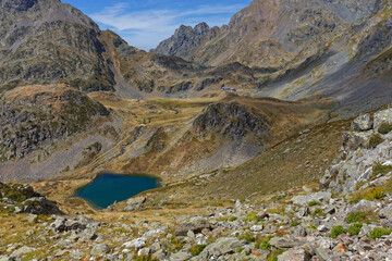 Lake Claret and La Pra mountain huts from the path of Lake David