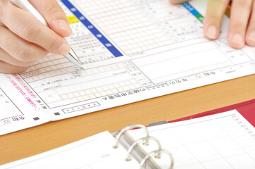 確定申告書を書く人の手元