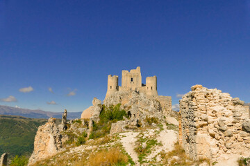 Fototapeta na wymiar Castello, borgo di Rocca Calascio e chiesa di S. Maria della pietà