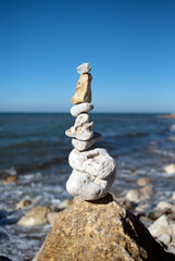 Empilement de cailloux en équilibre sur une plage de galets  sur l'île d'oléron en France